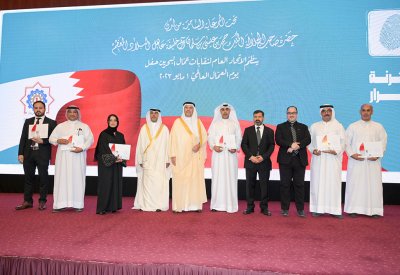 تكريم موظفين من شركة يوسف خليل المؤيد وأولاده من قبل وزير العمل