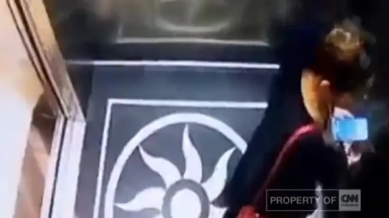 بالفيديو: اللحظات الأخيرة لسيدة تسقط من مصعد وتلقى حتفها