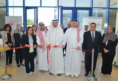 وزير العمل يفتتح "معرض يوم المهن" في كلية البحرين الجامعية