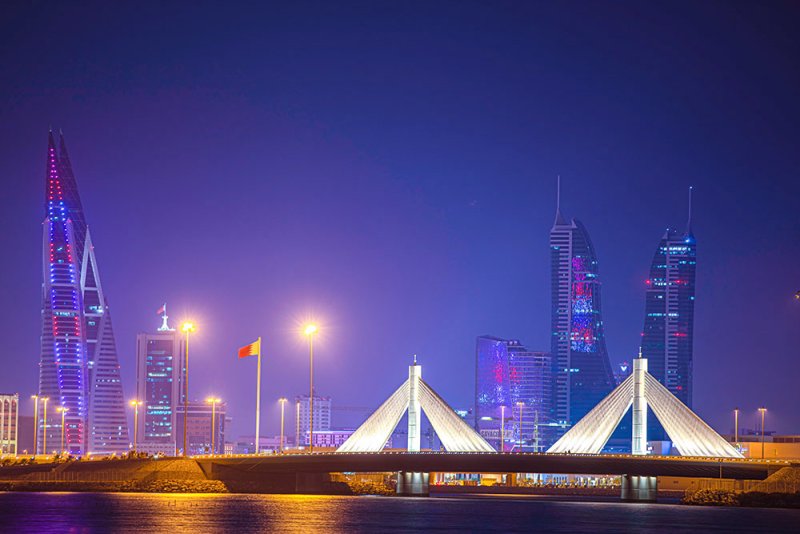 مباني مملكة البحرين تتوشح باللون الأحمر والأزرق احتفاءً بمراسم تتويج جلالة الملك تشارلز الثالث