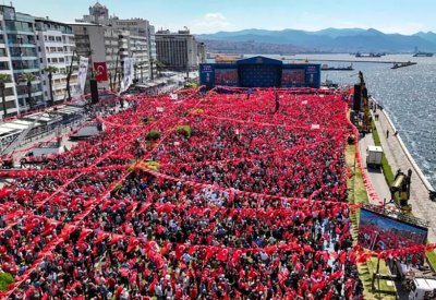 استعراض حشود بتركيا.. أردوغان ومنافسه يلوحان بالجماهير