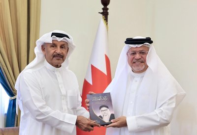 بن هندي يتسلم نسخة من كتاب رائد العدالة  للمؤلف خالد محمد الحسن