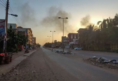 أعمدة دخان تتصاعد.. واشتباكات تحتدم وسط الخرطوم