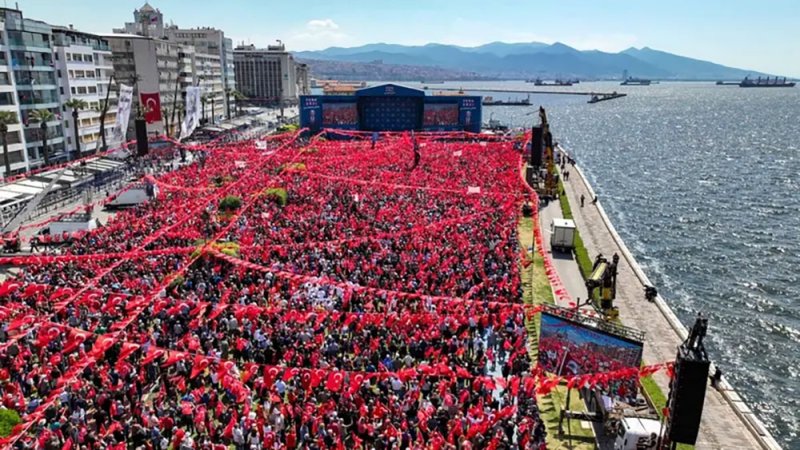 استعراض حشود بتركيا.. أردوغان ومنافسه يلوحان بالجماهير