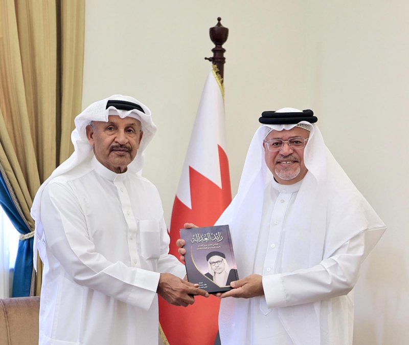 بن هندي يتسلم نسخة من كتاب رائد العدالة  للمؤلف خالد محمد الحسن