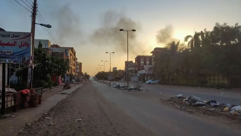أعمدة دخان تتصاعد.. واشتباكات تحتدم وسط الخرطوم