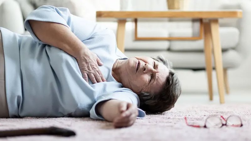 سقطت بشكل مفاجئ.. ساعة أبل تنقذ حياة سيدة من الموت!