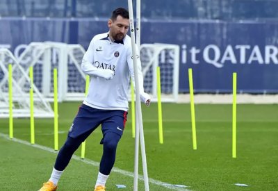 رغم إيقافه.. ميسي يشارك في تدريبات باريس