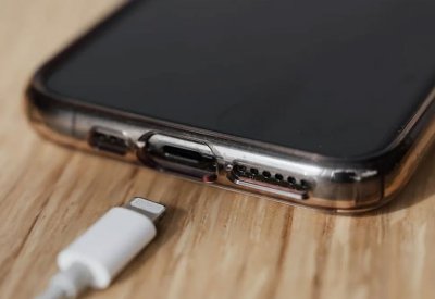 أغطية الهاتف أثناء الشحن.. عدو البطارية الأول