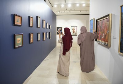 معرض البدر في "إثراء" ينقل زوّاره إلى بوابة عوالم الفنّ