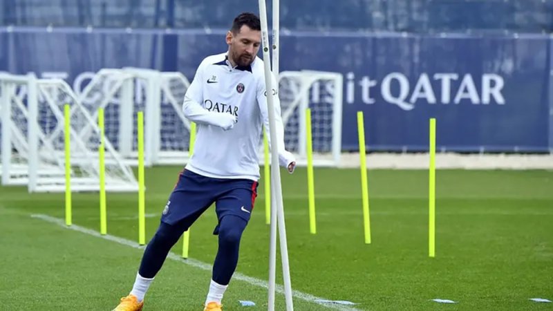 رغم إيقافه.. ميسي يشارك في تدريبات باريس