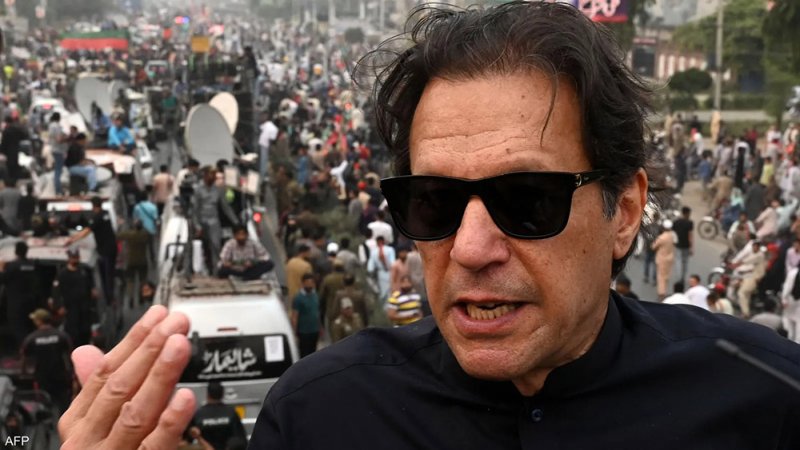 بالفيديو: باكستان.. القبض على رئيس الوزراء السابق عمران خان