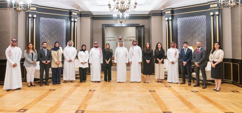 وزير النفط والبيئة يلتقي الدفعة الثامنة من برنامج رئيس مجلس الوزراء لتنمية الكوادر الحكومية