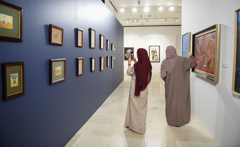 معرض البدر في "إثراء" ينقل زوّاره إلى بوابة عوالم الفنّ