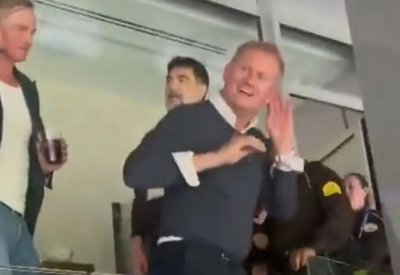 بالفيديو: طرد والد هالاند من مباراة ريال مدريد لهذا السبب!