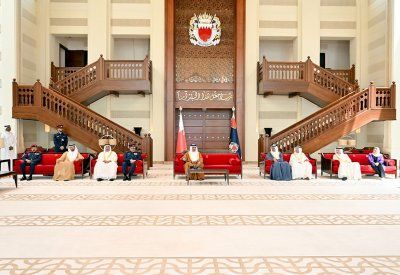 وزير الداخلية يقوم بتسليم المكرمين وسام الأمير سلمان بن حمد للاستحقاق الطبي ويشيد بما يقدمه منتسبو الوزارة من عطاء متميز وعمل بروح الفريق الواحد