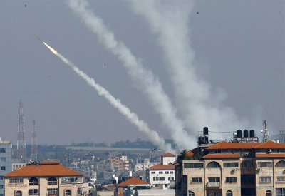 غارات إسرائيلية وصواريخ من غزة.. وصافرات إنذار في تل أبيب