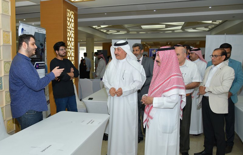 وزير العمل يفتتح فعالية "يوم المهن" بالجامعة العربية المفتوحة