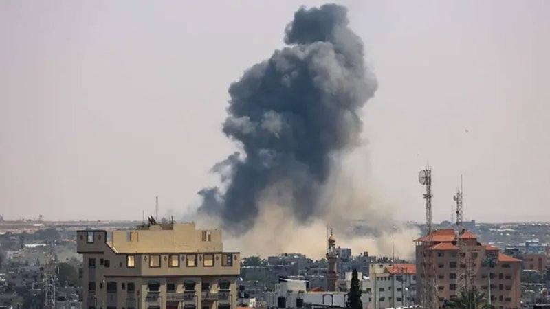 قصف إسرائيلي على غزة.. وصواريخ الفصائل تعطّل الملاحة بمطار بن غوريون