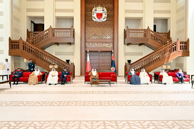 وزير الداخلية يقوم بتسليم المكرمين وسام الأمير سلمان بن حمد للاستحقاق الطبي ويشيد بما يقدمه منتسبو الوزارة من عطاء متميز وعمل بروح الفريق الواحد