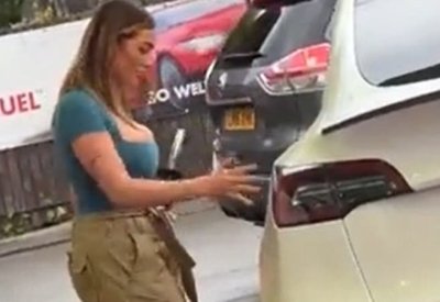 بالفيديو: سيدة تحاول تعبئة "تيسلا" بالبنزين يثير الجدل في بريطانيا