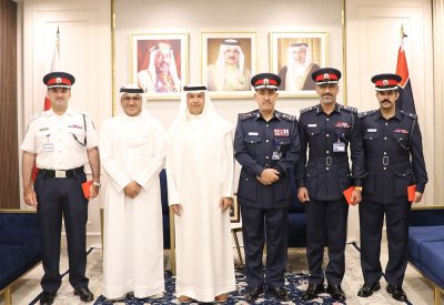 هشام بن عبدالرحمن يسلم وسام الأمير سلمان بن حمد للاستحقاق الطبي لعدد من المدراء