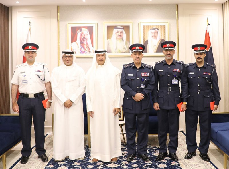 هشام بن عبدالرحمن يسلم وسام الأمير سلمان بن حمد للاستحقاق الطبي لعدد من المدراء