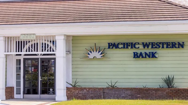 ضغوط بيعية جديدة على سهم بنك "PacWest" بعد تراجع ودائعه 9.5%