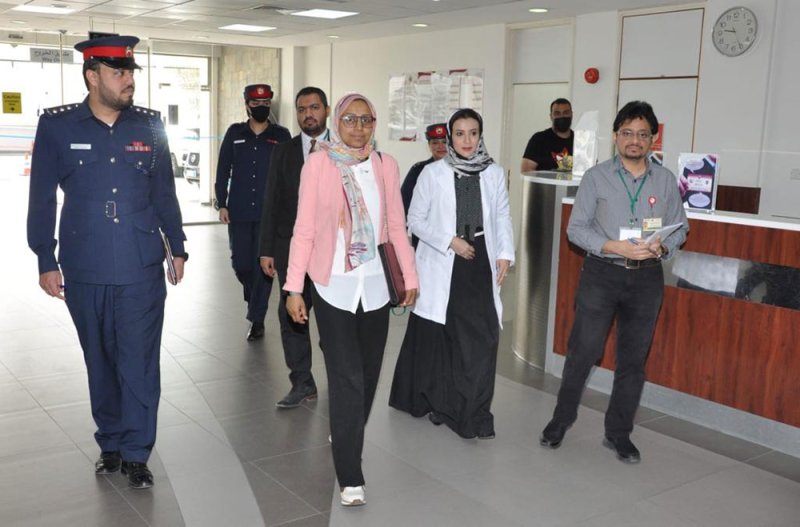 شرطة العاصمة تقوم بزيارة للشئون الصحية والاجتماعية في إطار جهود الحصول على شهادة أماكن عمل صحية