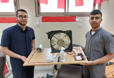 طالبان ثانوي يصنعان جهازاً لإنتاج الكهرباء من مخلفات المحولات