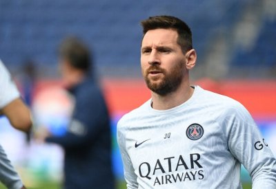 ميسي يوقع عقدا سريا