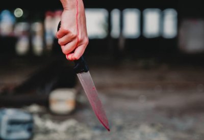 رفضته زوجًا فغزّها بسكين في رقبتها