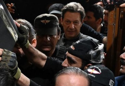 من نجم رياضي إلى المطلوب الأول.. ماذا جرى بين عمران خان والجيش؟