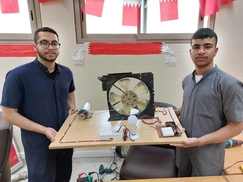 طالبان ثانوي يصنعان جهازاً لإنتاج الكهرباء من مخلفات المحولات