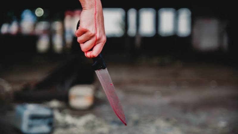 رفضته زوجًا فغزّها بسكين في رقبتها