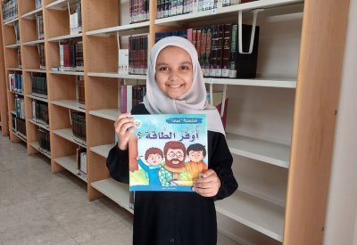 "كوثر" نجمة ابتدائية سار في تحدي القراءة العربي