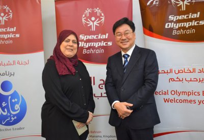 المدير الوطني للأولمبياد الخاص البحريني تتسلم تبرعاً من شركة ساكو (SAKO)