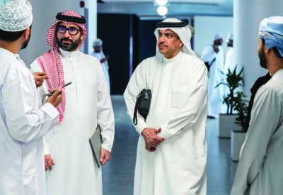 الأمين العام للمجلس الأعلى للشباب والرياضة يطلع على تجربة مركز الشباب العماني