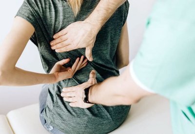 ألم الظهر.. 4 ممارسات تدمر عمودك الفقري