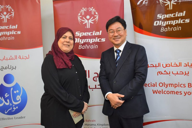 المدير الوطني للأولمبياد الخاص البحريني تتسلم تبرعاً من شركة ساكو (SAKO)