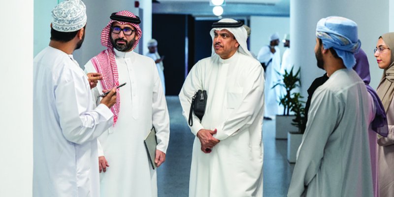 الأمين العام للمجلس الأعلى للشباب والرياضة يطلع على تجربة مركز الشباب العماني
