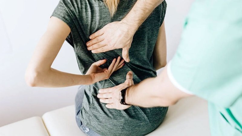 ألم الظهر.. 4 ممارسات تدمر عمودك الفقري