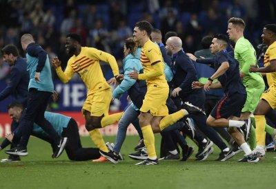 بالفيديو: خلال احتفال لقب الليغا.. هجوم على نجوم برشلونة