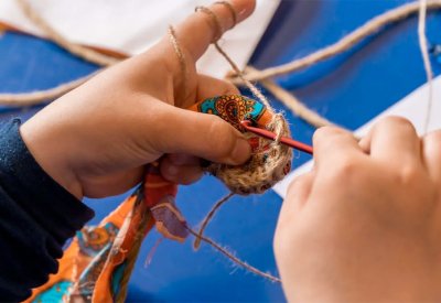 "للسيدات فقط".. مشروع مصري يحول المخلفات إلى منتجات ثمينة