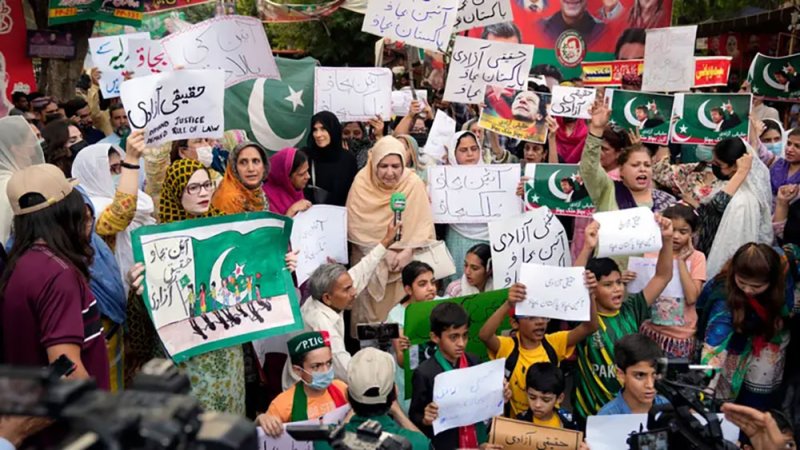 بعد أسبوع من الاضطرابات.. عمران خان يفشل بحشد أنصاره