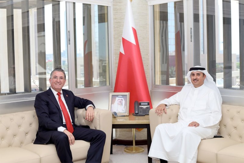 وزير العدل يستعرض التعاون العدلي مع القنصل الفخري السويسري