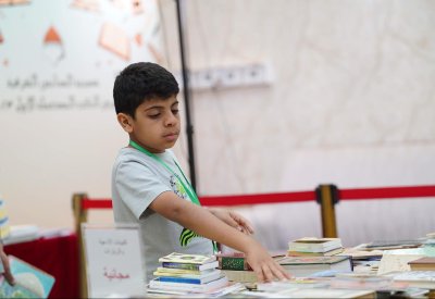 بالصور: "لكل طفل هدية كتاب" بمعرض الكتب المستعملة بالسنابس