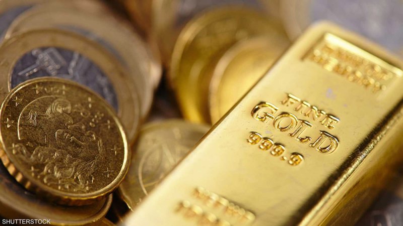 الذهب يهبط بعد تلميحات الفيدرالي بإبقاء الفائدة مرتفعة