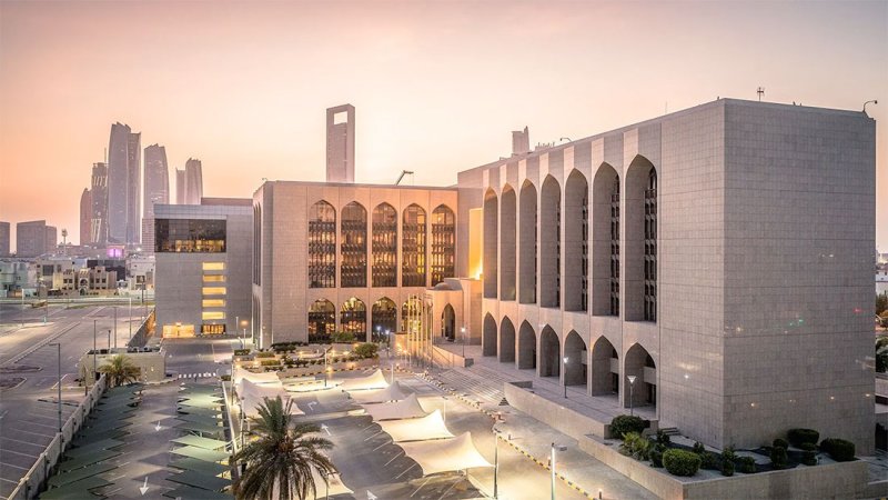 المركزي الإماراتي يفرض عقوبات إدارية على 8 بنوك