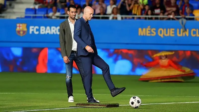 برشلونة يعلن رحيل مديره الرياضي جوردي كرويف